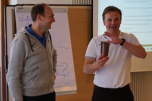 Sven Roeren (li.) bekam von Roy Matthes (re.) als Dank für die Leitung einen Kupferbecher für die Landshuter Hochzeit überreicht. Foto: Joachim Mentel