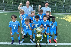 Die U9 mit ihren Trainern Christian Hufnagel und Markus Kölbl bejubelt die Titelverteidigung beim Olydorf-Cup 2025. Foto: Privat