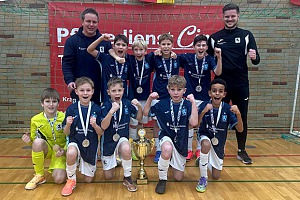 Die U11-Junglöwen mit ihren Trainern Heico Kleinschmidt und Daniel Skodic verpassten nur knapp die Titelverteidigung in Burgkirchen. Foto: Privat