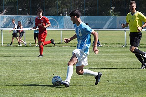 Mittelfeldspieler Arin Garza kam unter der Woche in den Genuss einer Trainingseinheit mit den Bender-Zwillingen. Foto: Joachim Mentel