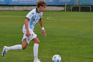 Jannis Hohenester sorgte mit seinem Fernschuss für den ersten Saisonsieg der U17. Foto: Frank Peters