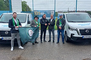 Zwei neue Fahrzeuge für die Junglöwen (v. li.): Deniz Korkmaz (Uf60), Josef Wieser (Uf60), Roy Matthes (NLZ BayWa Junglöwen), Stephan Abert (Autohaus MKM Huber Wasserburg), Frank Hettrich (Uf60). Foto: Privat