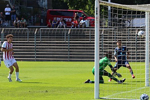 In dieser Szene erzielt Efe Karakoc in der 7. Minute die Führung für die Junglöwen. Foto: Dirk Fiedler