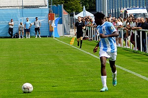 Owen Osagie und die verbliebenen U17-Junglöwen wehrten sich lange tapfer gegen den KSC. Foto: Joachim Mentel