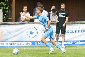 Trainer Felix Hirschnagl (re.) zollte Xaver Kiefersauer (vorne) und dem Team Respekt für die Leistung zum Auftakt. Foto: Joachim Mentel