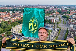 Die Fußball-Abteilung verkauft u.a. die neuen, kultigen Turnbeutel vor dem Spiel gegen die SpVgg Ansbach. Foto: KI-Montage