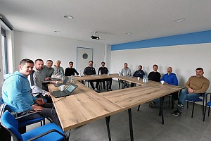 Die BFV-Trainer zusammen mit der Leitung des Junglöwen-NLZ im neugestalteten Besprechungsraum. Foto: Joachim Mentel