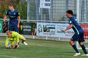 Torhüter Tobias Wieser, Neal Doktorczyk und Benedek Kimmel versuchen, Schlimmeres zu verhindern. Foto: Frank Peters