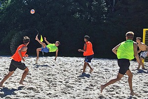 Fußball mal nicht auf Rasen: Junglöwen beim Beachsoccer. Foto: TSV 1860