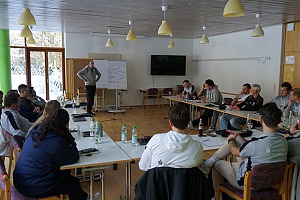 Sven Roeren moderierte gekonnt die Klausurtagung des Junglöwen-NLZs. Foto: Joachim Mentel