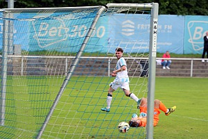 Lance Fiedler erzielte in dieser Szene in der 2. Minute der Nachspielzeit den 2:1-Siegtreffer für die Junglöwen. Foto: Dirk Fiedler