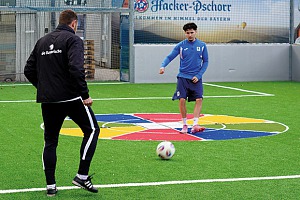 Tobias Stefer, Leiter Athletik im Junglöwen-NLZ, trainiert mit Oliver Arnits von der U19. Foto: Joachim Mentel