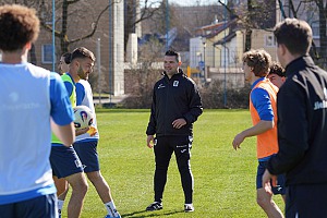 U21-Coach Alper Kayabunar und sein Team bereiten sich entspannt auf das Heimspiel gegen den FC Pipinsried vor. Foto: Joachim Mentel