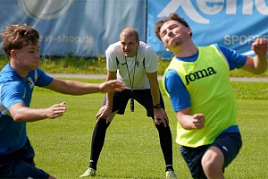 U19-Coach Jonas Schittenhelm (Mitte), hier mit Luk Hohmann (li.) und Lance Fiedler (re.), kann seinem Team in puncto Engagement keinen Vorwurf machen. Foto: Joachim Mentel