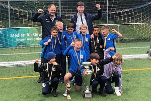 Die Junglöwen U9 mit dem Siegerpokal beim 11. attimo Cup in Untertürkheim. Foto: Privat