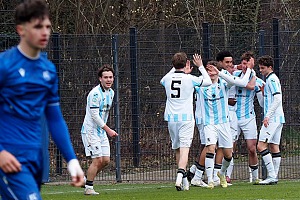 Ausgelassener Jubel nach dem späten Ausgleich von Valentin Bannert (2. V. re.) in Karlsruhe. Foto: Markus Burger