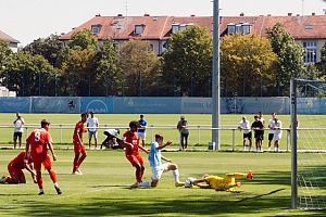 Luk Hohmann kam in der 6. Minute gegen FCH-Keeper Tom Gerlach einen Schritt zu spät. Foto: Joachim Mentel