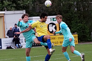 Yannik Seils (li.), hier mit Kevin Gutia (Mitte) und Tim Kloss (re.), brachte die Löwen-U21 per Kopfball in Führung. Foto: Markus Burger