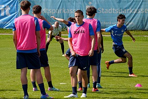 Trainer Jonas Schittenhelm schaut im Training ganz genau hin, ist zufrieden, wie sich das Team in der Vorbereitung präsentiert hat. Foto: Joachim Mentel