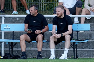Im letzten Heimspiel konnte das Trainer-Duo Wolfgang Sonnenhauser (li.) und Christoph Rech (re.) den ersten Sieg unter ihrer Regie bejubeln. Foto: Joachim Mentel