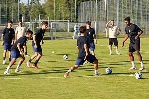 Steffen Winter (li. hinten) unterstützte Chris Rech (re.) beim ersten Training der U21, da Wolfgang Sonnenhauser wegen eines Trainerlehrgangs in Frankfurt erst am Donnerstag zum Teams stoßt. Foto: Joachim Mentel