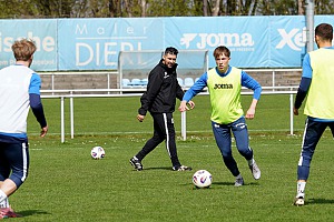 U21-Chefcoach Alper Kayabunar (Mitte) erwartet gegen Kirchanschöring ein interessantes und intensives Spiel. Foto: Joachim Mentel