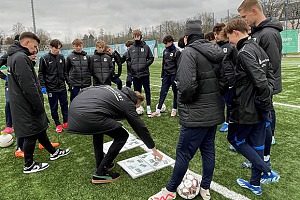 Zusammen1 beim Workshop mit der U16 auf dem Kunstrasenplatz des 1860-Trainingsgelände. Foto: Privat