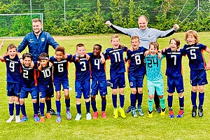Die U9 feiert mit ihren Trainern Christian Hufnagel (re.) und Markus Kölbl (li.) die Meisterschaft in der überregionalen U10-Liga. Foto: Privat