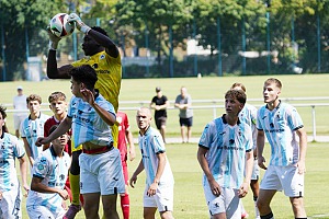 Junglöwen-Keeper Dennis Duru ist in dieser Szene klarer Sieger im Luftkampf. Foto: Joachim Mentel