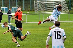 In dieser Szene kurz vor dem Abpfiff verletzte sich Loic O’Bryant (re.) bei einem Pressschlag so schwer, dass er ausfallen wird. Foto: Frank Peters
