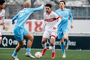Die Junglöwen Finn Fodor (li.) und Samuel Althaus (re.) müssen versuchen, das Kombinationsspiel des VfB zu unterbinden. Foto: Markus Burger