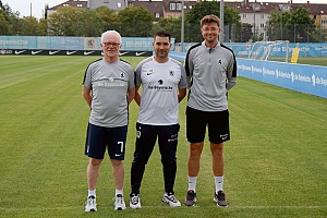 Erstes Training der U21 (v. li.): Mannschaftsbetreuer Toni Dilger, Chefcoach Alper Kayabunar und Co-Trainer Vincent Saller. Foto: Joachim Mentel