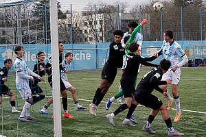 Freiburgs Torwart Theodore Pizarro blieb in dieser Szene im Luftduell Sieger gegen Arian Ortiviero Calderon. Foto: Joachim Mentel