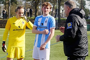 Trainer Frank Schmöller (re.) macht Torhüter Julius Schmid und Verteidiger Justin Thönig klar, was er konkret erwartet. Foto: Joachim Mentel