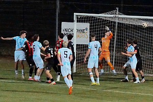Nach dem Treffer von David Matijevic in dieser Szene zum 3:2 schien alles auf einen Junglöwen-Sieg hinzudeuten. Foto: Frank Peters