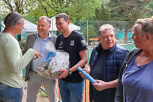 Unter der Woche gab Frank Schmöller, hier mit Harry Huber, Co-Trainer Thomas Hiechinger, Zeugwart Andy Wagner und Waschfrau Tanja Groll, seinen Ausstand. Foto: Joachim Mentel