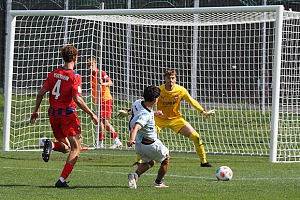 Efe Karakoc trifft in dieser Szene zum zwischenzeitlichen 2:2. Foto: Markus Burger