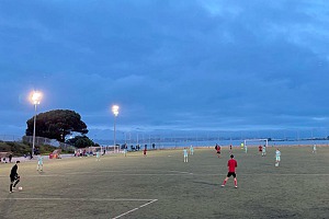 Die U15 spielte mit dem Meer im Hintergrund 1:1 gegen Benfica Lissabon. Foto: Privat