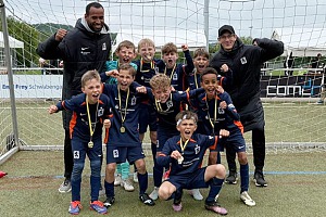 Die siegreiche U10 der Junglöwen mit ihren Trainern Julian Kothe (li) und Maximilian Köpf (re.). Foto: Privat