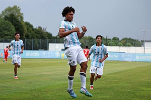 Arian Ortivero Calderon (Mitte), zusammen mit Jakob Schurz (li.) und Efe Karakoc (re.), kehrt beim KSC ins Team der U19 zurück. Foto: Joachim Mentel