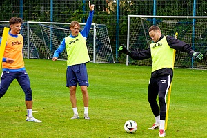 Vitus Eicher (re.), der sich bei der U21 fit hält und dem Torwarttrainer-Team angehört, hat seinen Spaß im Kreis. Foto: Joachim Mentel