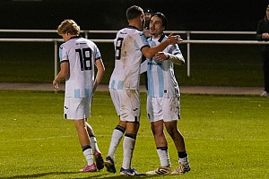 Den Schlusspunkt zum 3:0 setzte Cristian Leone (re.). Raphael Wach (Mitte) und Luis Pereira de Azambuja (li.) gratulieren ihm dazu. Foto: Joachim Mentel