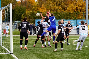U21 verliert Spitzenposition durch 2:3-Niederlage gegen Nördlingen In dieser Szene in der 14. Minute bugsierte Nördlingens Keeper Max Fuchs im Luftkampf mit Cristian Leone den Ball ins eigene Tor. Foto: Joachim Mentel