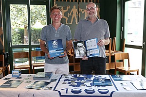 Thomas Bohlender (li.) und Claus Melchior (re.) präsentieren stolz das Stickeralbum. Foto: sampics