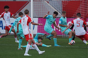 Auch die Junglöwen hatten im Derby ihre Chancen, hier scheitert Noah Klose. Foto: Doris Steil