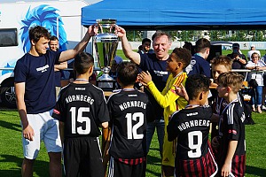 Lukas Reich und Thomas Bohlender überreichen den Pokal an den 1. FC Nürnberg. Foto: Joachim Mentel