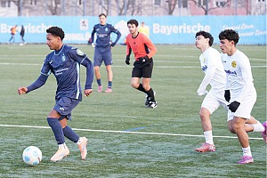 Loic O’Bryant (li.) schnürte im Heimspiel der Vorrunde beim 8:0-Sieg über Bayreuth einen Dreierpack. Foto: Joachim Mentel
