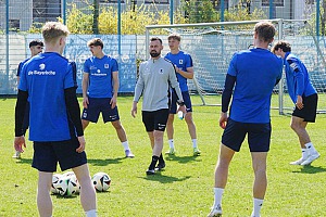 Gleich 26 Spieler nahmen am Dienstag am U21-Training teil. Für Trainer Felix Hirschnagl (Mitte) wird der Konkurrenzkampf dadurch weiter belebt. Foto: Joachim Mentel