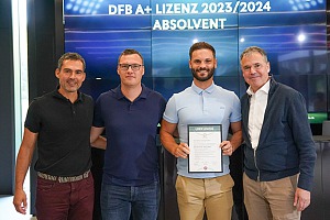 Stolz präsentiert Christian Stegmaier (2. v. re) die Urkunde für die A+ Lizenz. Foto: Privat