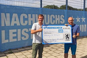 Juniorenleiter Roy Matthes (l.) nimmt von Marco Tunger den Spendenscheck von den „Unternehmern von Sechzig“ entgegen. Foto: TSV 1860